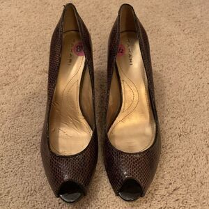 Well worn Tahari brown heels project shoes size 8.5